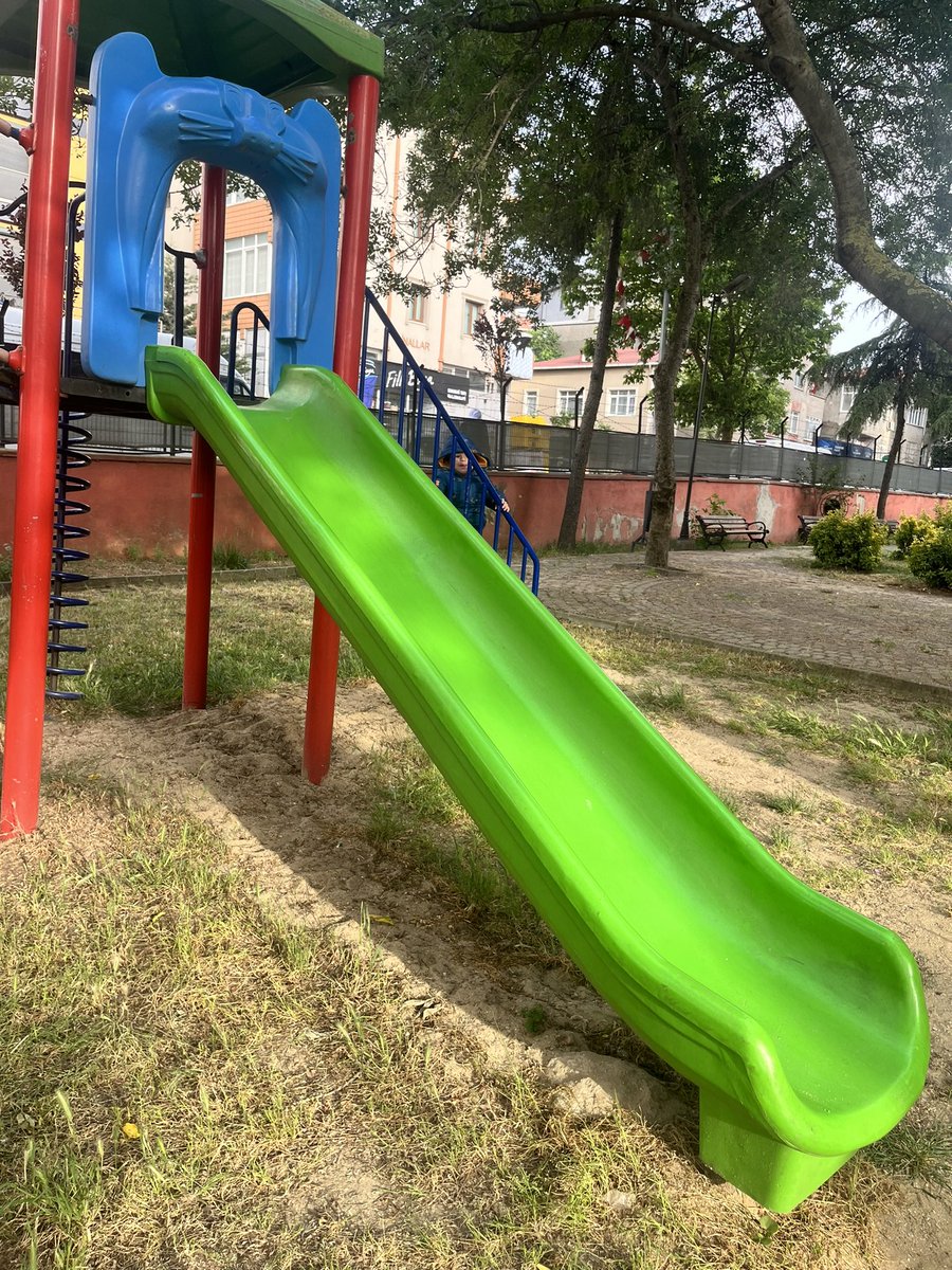 eda_goc's tweet photo. @kartalbld Merhaba, biz Gümüşpınar mah. Paşabahçe Sitesi’nde oturuyoruz. Sitemizin parkı çok eski ve küçük yaş gruplarına göre tehlikeli. Paslanmış ve kötü durumda demirler. Bu konuda desteklerinizi rica ediyoruz. https://t.co/f770p44h6C