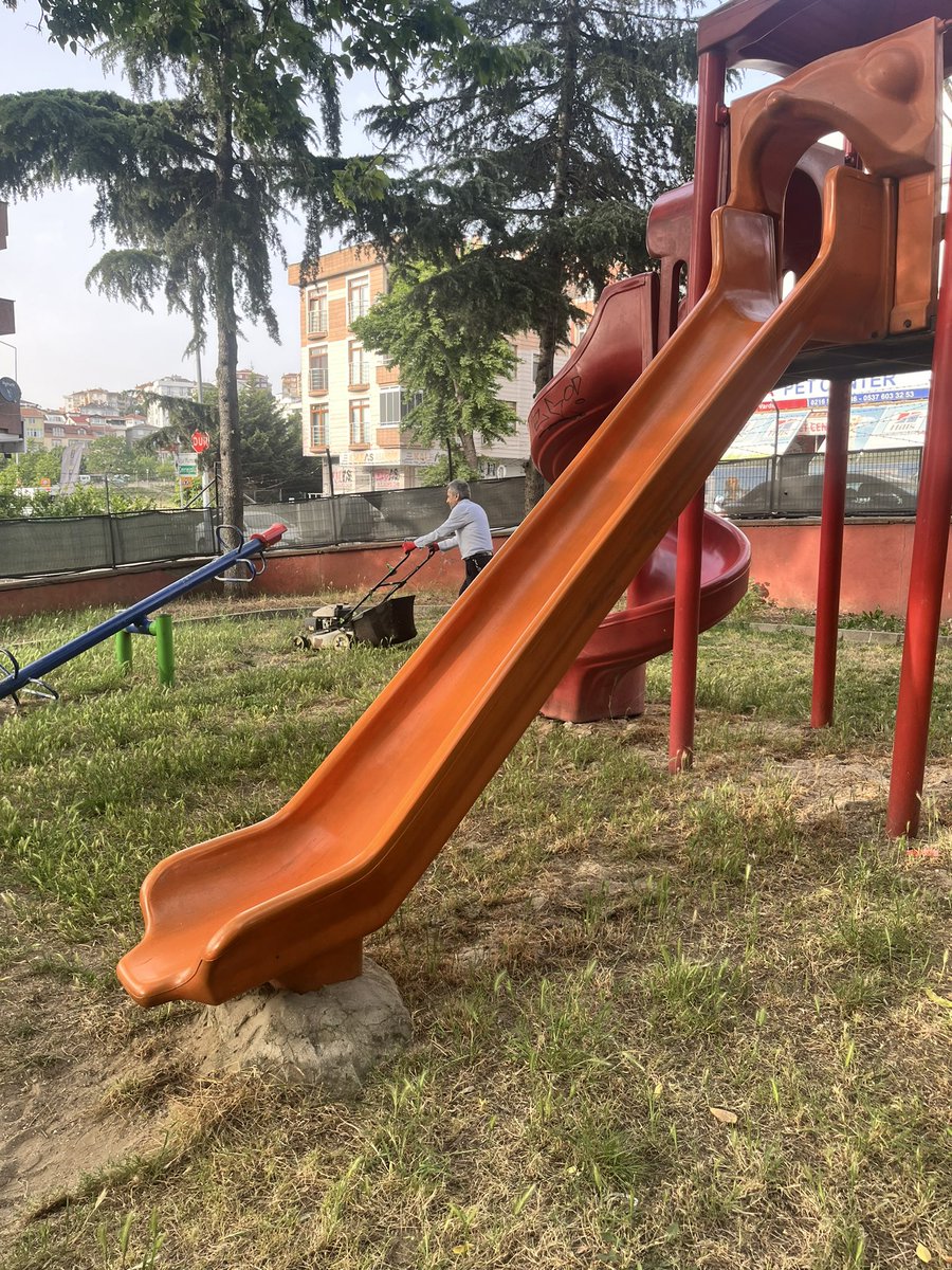 eda_goc's tweet photo. @kartalbld Merhaba, biz Gümüşpınar mah. Paşabahçe Sitesi’nde oturuyoruz. Sitemizin parkı çok eski ve küçük yaş gruplarına göre tehlikeli. Paslanmış ve kötü durumda demirler. Bu konuda desteklerinizi rica ediyoruz. https://t.co/f770p44h6C