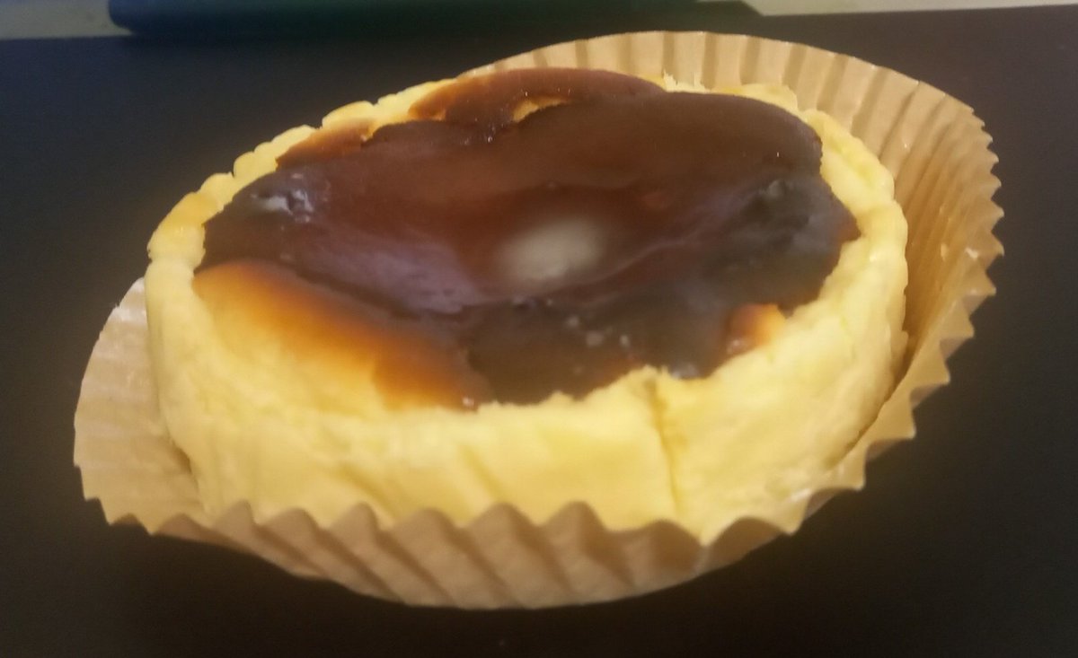 분명 매장에선 맛잇어 보엿는데 열어보니까 왜 요상해보이는걸까요
(치즈케이크입니다)