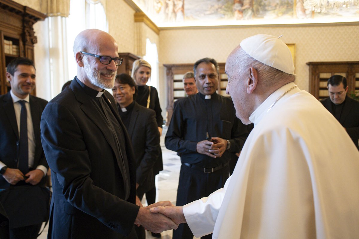 JesuitasESP's tweet photo. El Papa Francisco a los educadores jesuitas: «Mantengan a Jesús en el corazón de su misión». También recordó la llamada del Padre Arrupe a «educar personas para los demás». https://t.co/TPVzwbrtoR