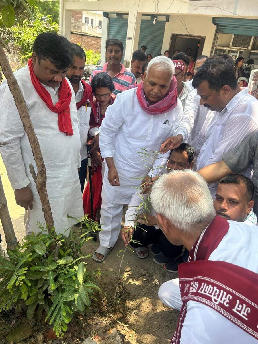 जन अधिकार पार्टी के राष्ट्रीय अध्यक्ष एवं पूर्व कैबिनेट मंत्री माननीय बाबू सिंह कुशवाहा जी ने #घोसी_लोकसभा में समाजवादी पार्टी के प्रत्याशी श्री राजीव राय जी के समर्थन में आयोजित नुक्कड़ में जनता से वोट अपील की....

घोसी की जनता की पुकार..!!
होगा परिवर्तन अबकी बार...!!