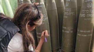 🚨🇺🇸 Nikki Haley writes “finish them” on a shells that will be used to BOMB innocent CHILDREN and CIVILIANS…