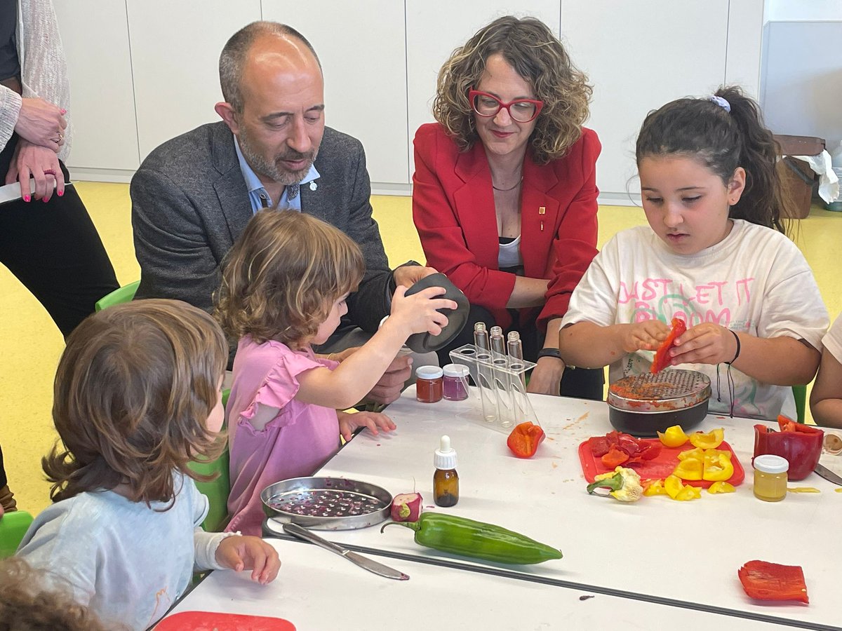 6ng6ls's tweet photo. El #lab06 d' @UManresa forma part de la xarxa de recursos del programa #tempsperviure que posa en valor les activitats de cura i proporciona temps a les famílies. Avui l'han visitat la consellera @taniaverge i l'alcalde de #manresa @marc_aloy . https://t.co/1IHDiSEqRg