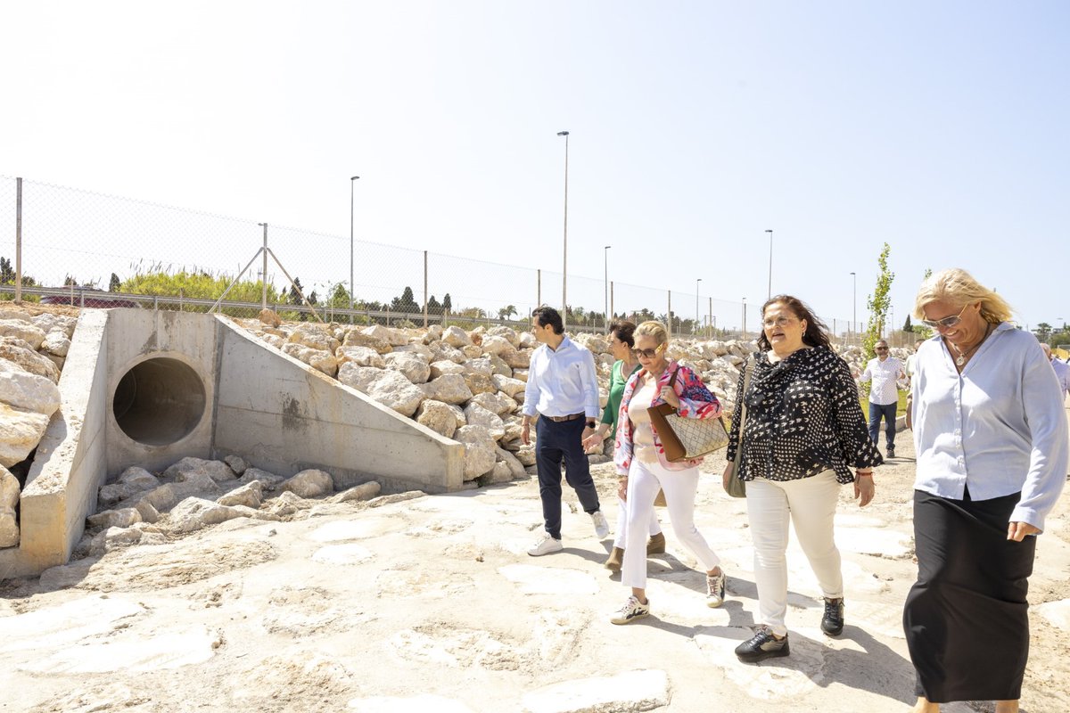 🔵Abre el parque inundable de Doña Inés en #TORREVIEJA que asumirá 18.000 metros cúbicos con lluvias torrenciales  informacion.es/vega-baja/2024…
