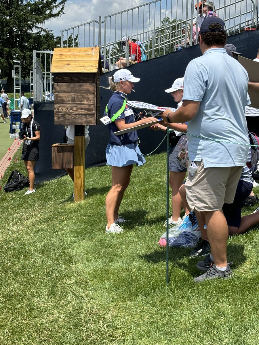 🚨🚬⛳️ #LOOK: Charley Hull, #8 in the world is ripping a dart at the U.S Women’s Open while signing autographs (📸 via @zephyrmelton)