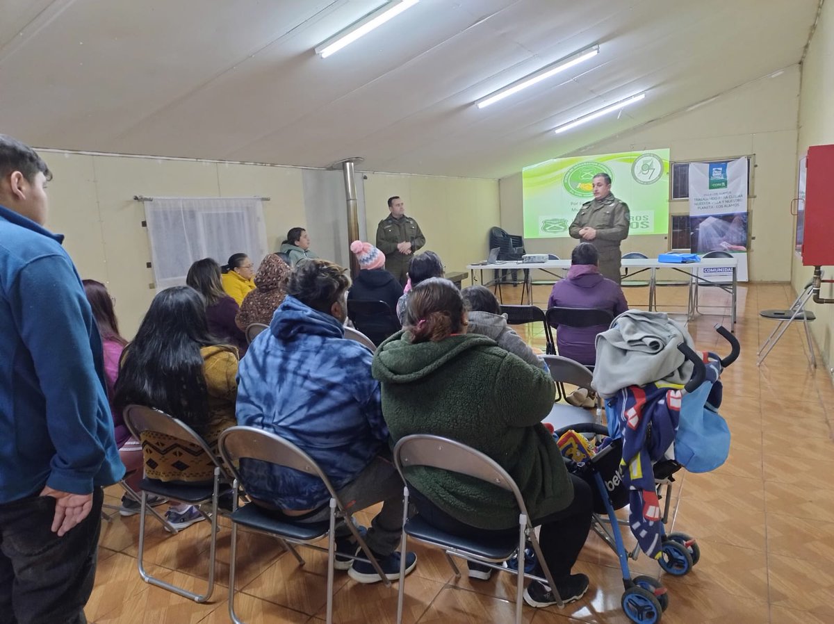 Carabineros de la Oficina Comunitaria de la 3ra. Comisaría #Osorno participó en reunión con dirigentes de villa Los Álamos, recalcando la importancia de realizar denuncias y entregando ☎ de los cuadrantes y recomendaciones para prevenir robos. #LaPrevenciónEsNuestraEsencia