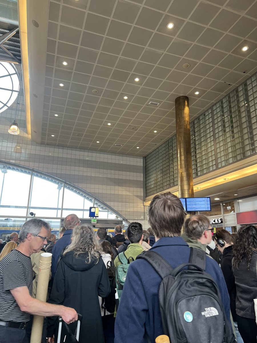 Dat het zo druk is dat je uberhaupt het perron niet opkomt.. great! #Hilversum