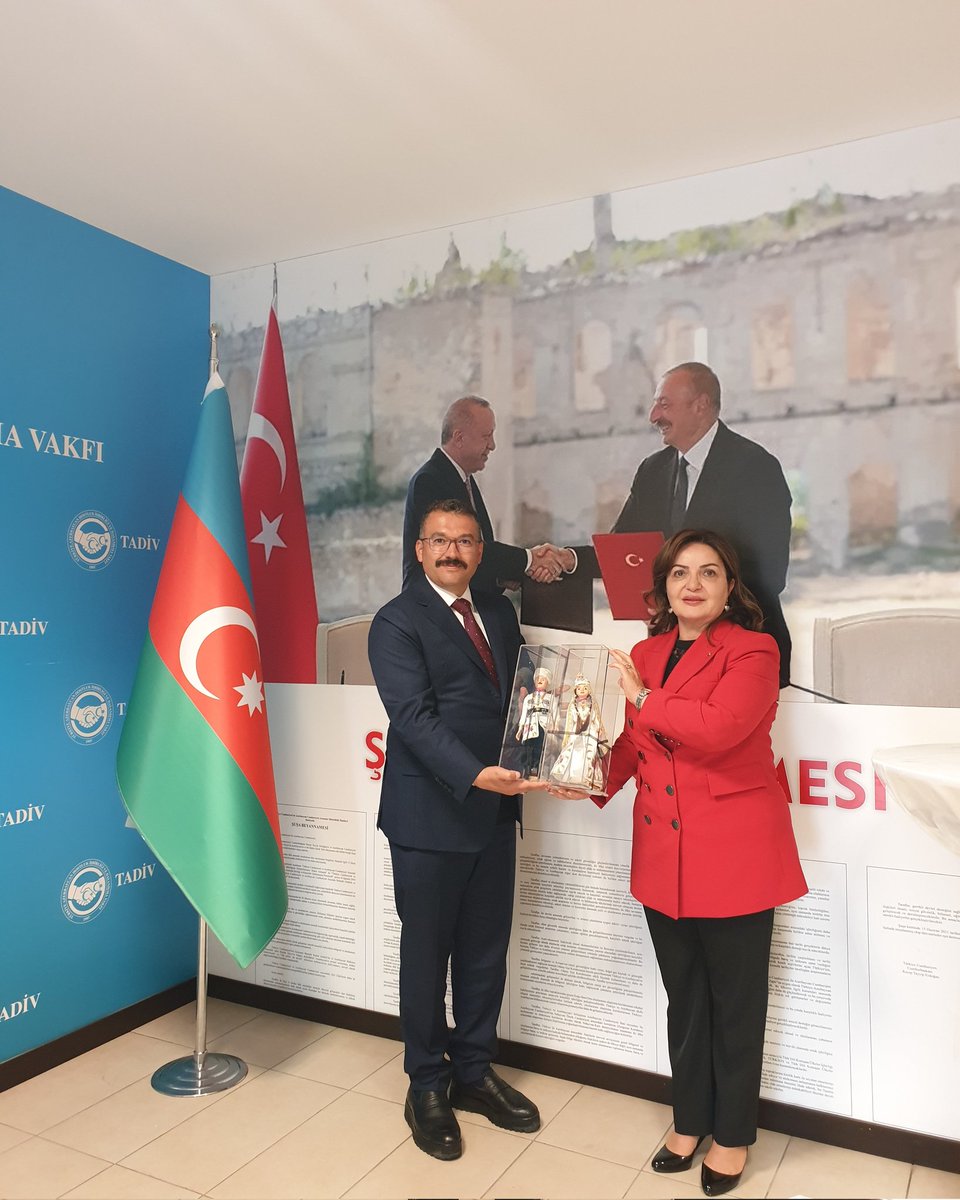 Iğdır Valisi Sn.Ercan Turan, Azerbaycan'ın Bağımsızlığının 106. Yıl Dönümü vesiylesiyle TADİV Başkanımız Prof.Dr.Aygün Attar'ı ziyaret ederek 28 Mayıs Bağımsızlık Günü'nü kutlayarak hediyelerini takdim ettiler. @igdirvaliligi @aygunattar1 @valiercanturan