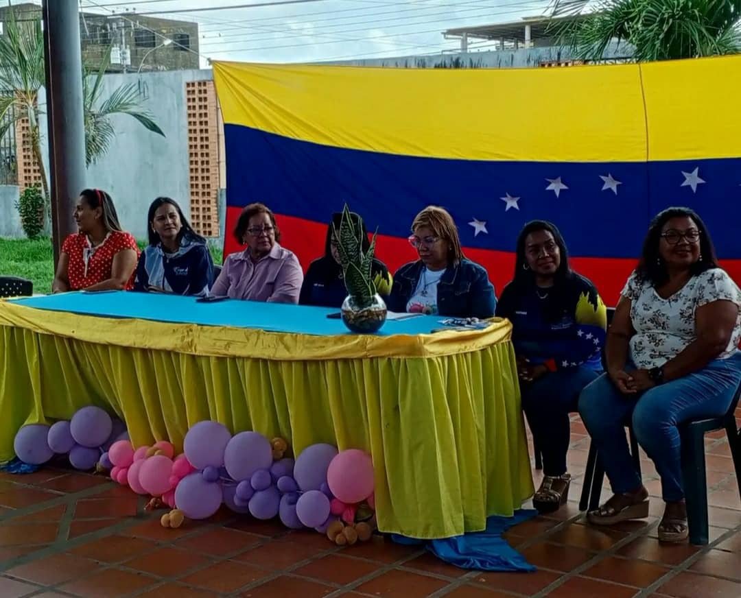 mvenezuelamujer's tweet photo. #DeInterés 

➡️Enmarcados en el vértice 2 de la @mvenezuelamujer se realizó un conversatorio sobre emprendimiento femenino, empoderamiento de la mujer y desarrollo económico y social, en el Edo. Delta Amacuro

#PorAmorAVenezuela 

@NicolasMaduro
@ConCiliaFlores 
@DhelizAlvarez https://t.co/y68QmxMVbj