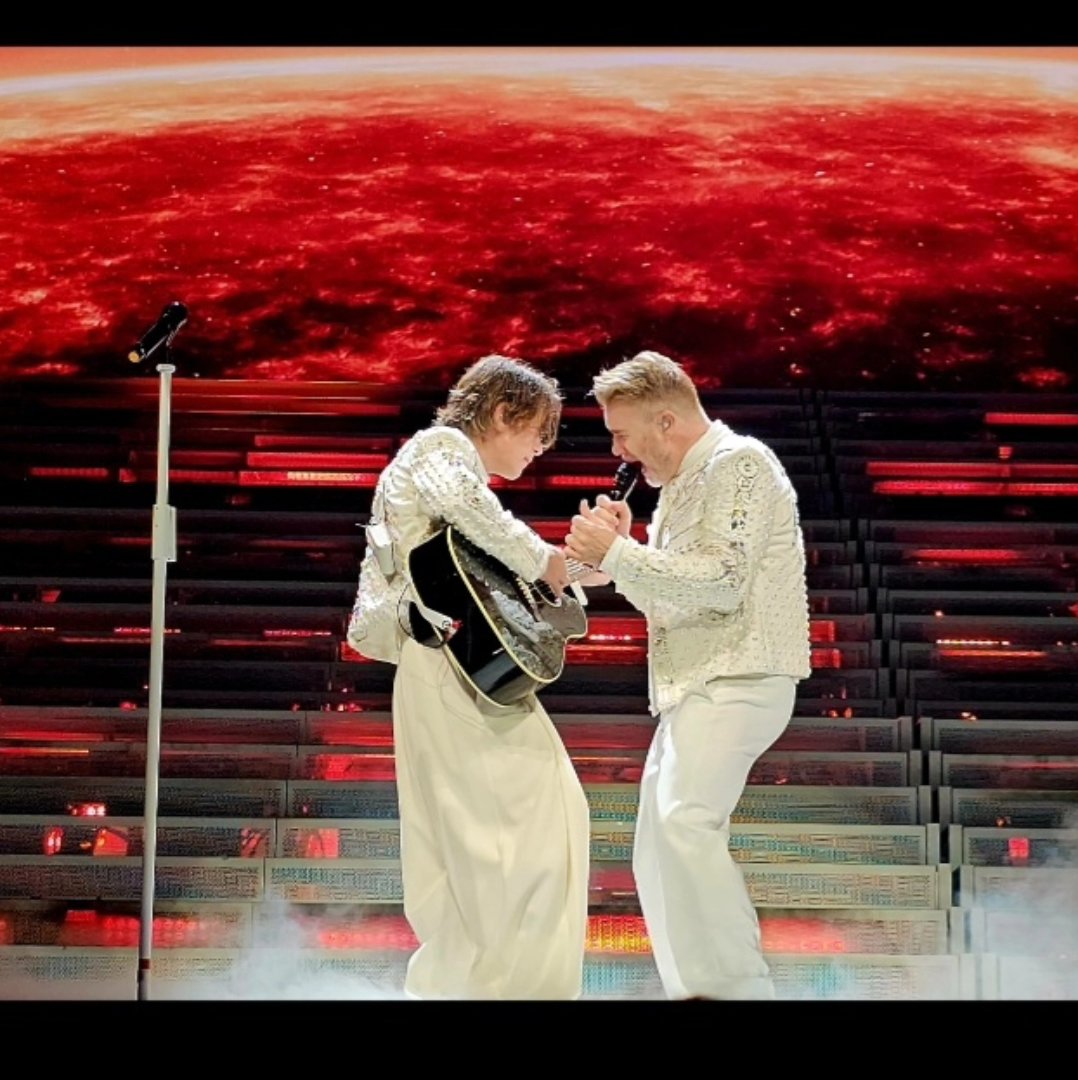 TWglasgowgal's tweet image. These two on this tour! So many moments gotta love a barlowen moment @GaryBarlow @OfficialMarkO #ThisLife #ThisLifeTour roll on Manchester will b my 5th time! #BarlOwen