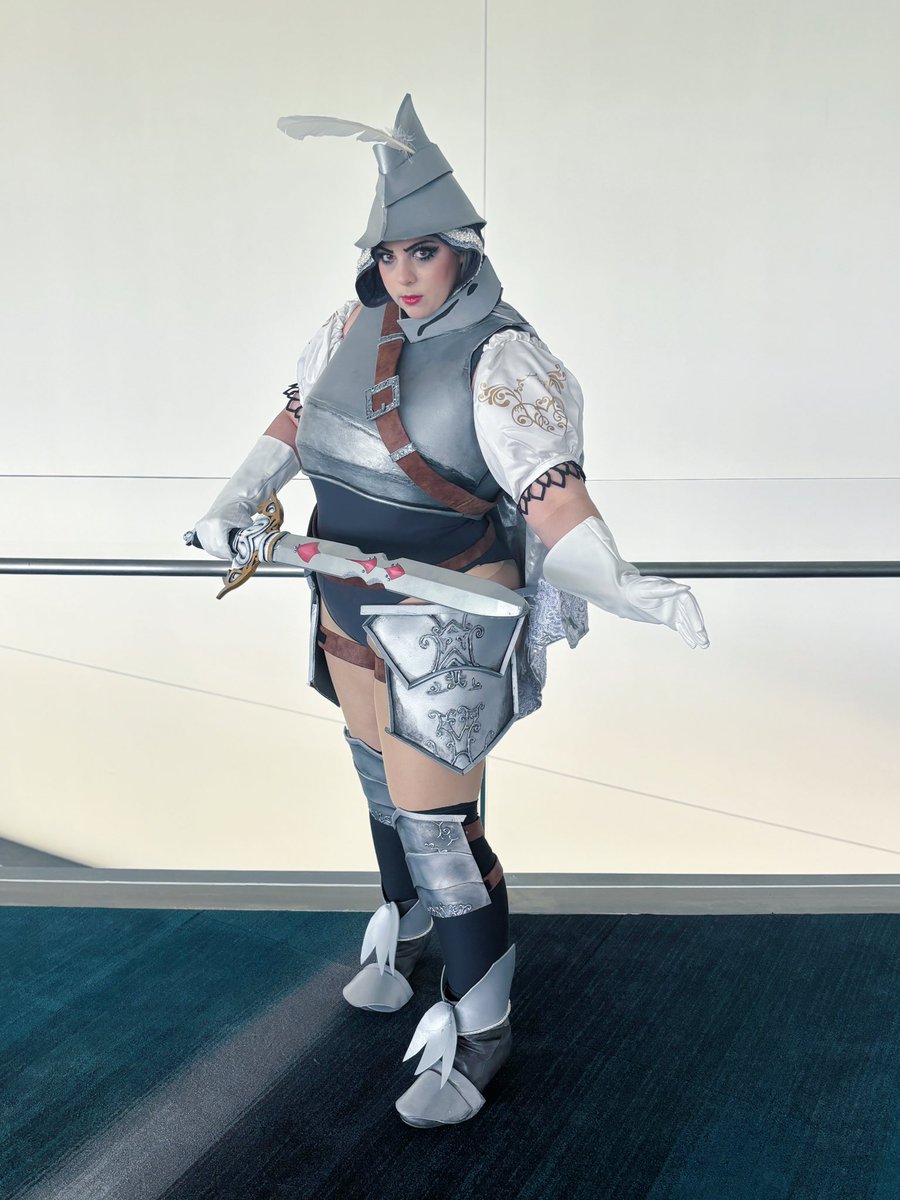 Hooded_woman's tweet image. Did I share my improved Steiner? No? Good, cause I’m really happy with this cosplay as I love Steiner from Final Fantasy IX so much! 
Bonus picture of my cat Steiner!
Huge thanks to @TheFantasyNinja for allowing me to use her God Save the Queen! 
#ff9 #cosplay #ffcosplay #steiner