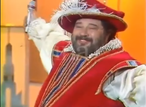Casimir_Noir's tweet photo. Dès la première année d'exploitation le gargantuesque chanteur Carlos avec sa chanson promotionnelle dédiée à #Mirapolis se joint à la fête et le #ClubMed (avec son pognon) vient à la rescousse du fiasco déjà déficitaire.
https://t.co/508Y1QwUCl https://t.co/tzs6uU6U9G