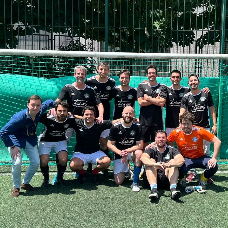 MacetasTeam's tweet photo. La semifinal del distrito del Retiro no pudo irnos mejor tras una gran victoria de Macetas Team de fútbol ante 'Los jueves' por 7-3, en un triunfo coral, donde golearon #BorjanoMine con doblete, @jorgeafuera, @felipe_aparicio, @aalfasan, @Dani_EEUU y @scubiburi. #yluegoalacapea https://t.co/Ozvh11G9ZA
