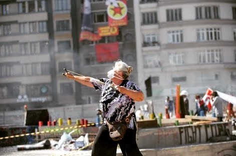 🟣 Kadınlar her yerde olduğu gibi 11 yıl önce #GeziDirenişi ’nde en ön saflarda yerlerini alıp isyan bayraklarını açtılar. Her yaştan ve düşünceden kadın #GeziParkı ’nda yan yana gelerek dayanışma içinde mücadele etti. Polisin ilk müdahalesinde biber gazına maruz kalan