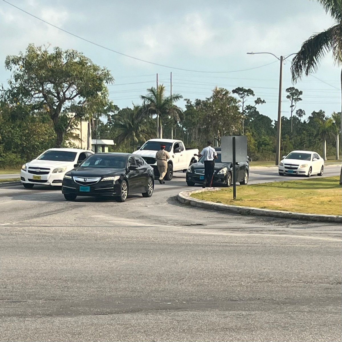 Officers from Central Police Station, Grand Bahama, distributed road safety tips to drivers at the intersection of Settler's Way and Mall Drive to promote safe driving and reduce traffic mishaps. The initiative was well received by the motoring public. #RoadSafety #SafeDriving