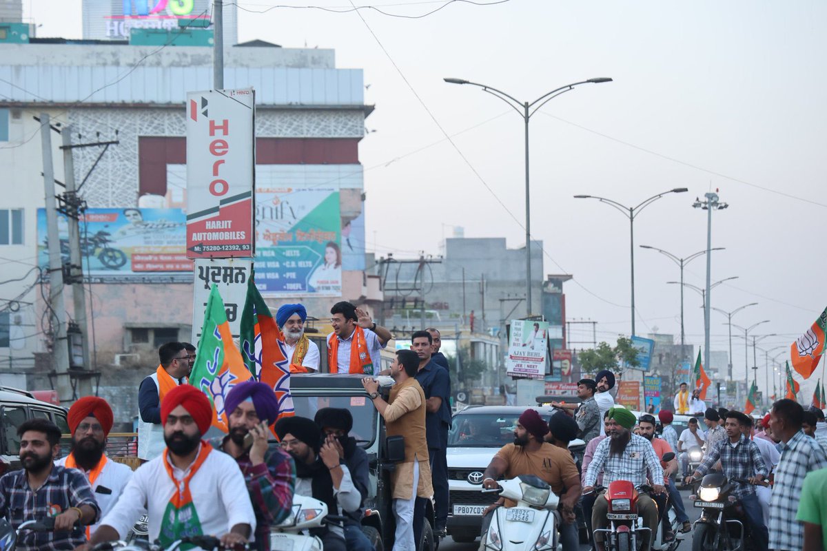 BJYM National President Shri @Tejasvi_Surya participated in a road show near Verka Chowk in Amritsar East for BJP’s Lok Sabha Candidate Shri @SandhuTaranjitS.

Taranjit Ji commands immense respect nationwide for his selfless service to the nation as a noted diplomat. Amritsar is