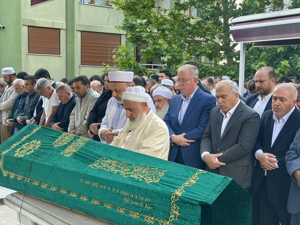 AK Parti Fatih İlçe Başkan Yardımcımız Faysal Yılmaz'ın muhterem babası Seyfullah Yılmaz'ı, Halıcıoğlu Sütlüce Bademlik Camii'nde kılınan cenaze namazının ardından Hakk'a uğurladık. Seyfullah amcamıza Allah'tan rahmet; ailesine ve yakınlarına sabırlar diliyorum. Mekanı cennet