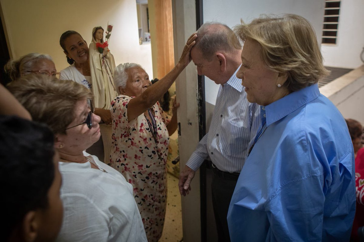 Junto a mi esposa Mercedes compartimos con una casa de cuidado de adultos mayores en las Minas de Baruta. Estamos comprometidos con la unión de la familia venezolana y una vida más digna para todos.