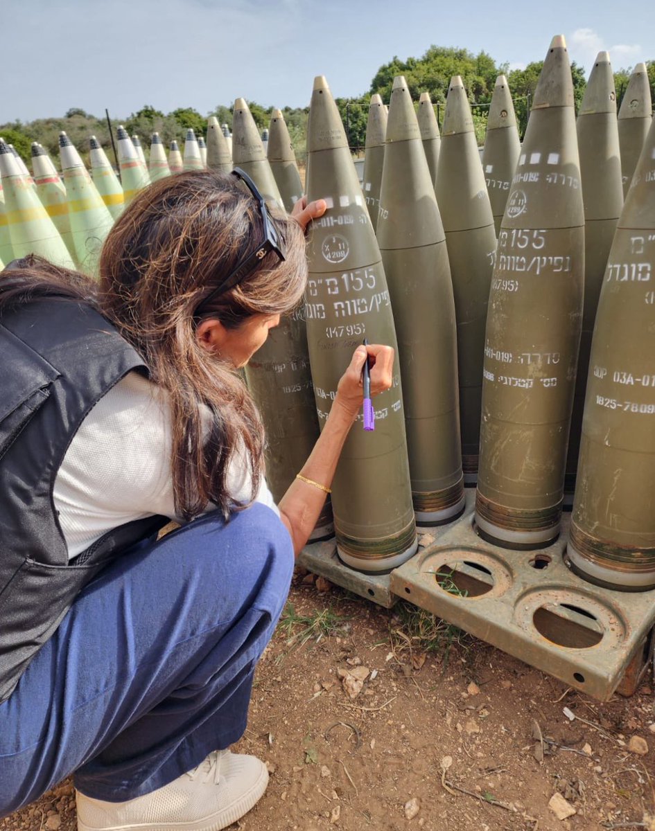 Nikki Haley in Israel, had the honor to sign an artillery shell with two words: 

“Finish Them.' 🇺🇸🇮🇱
