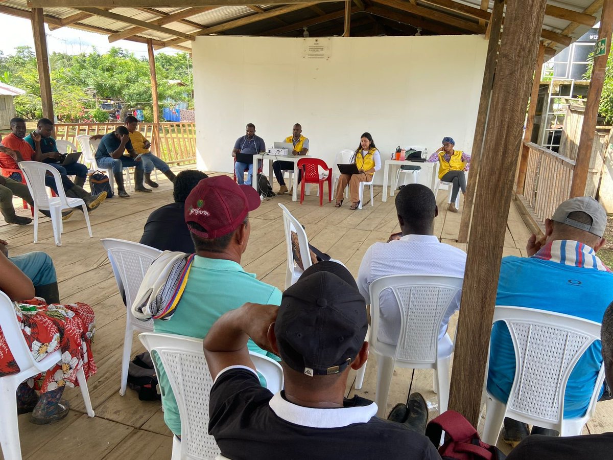 📷| La @UnidadVictimas socializó los tres planes integrales de reparación y la oferta institucional correspondientes a la comunidad del Consejo Comunitario de las Cuencas del Río Jiguamiandó, en Carmen del Darién, #Chocó, con acompañamiento de @Minjusticia. #CambiamosParaServir