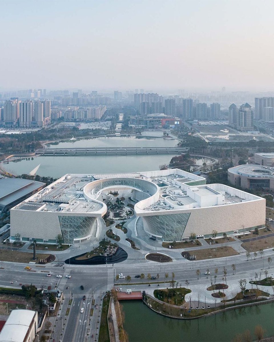 The Yangzhou Grand Canal Theatre, designed by TJAD Original Design Studio, is situated in a vibrant location, blending elements of landscapes, buildings, and urban spaces. The design reflects a modern trend of integrating public spaces into people’s daily lives, evident in