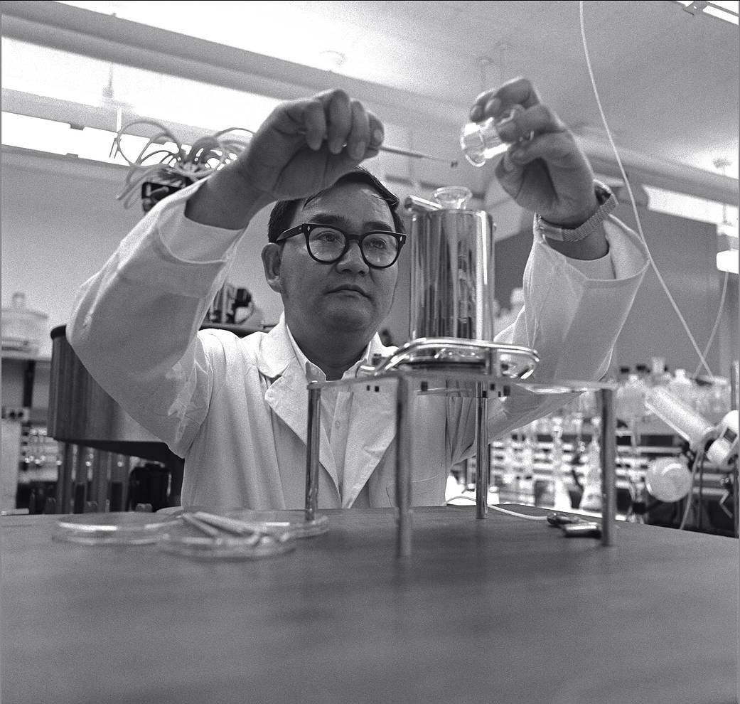 Were there signs of life in the Moon rocks and soil brought back to Earth in 1969? It was the job of Vance Oyama, Chief of the Life Detection Branch at @NASAAmes and the principal investigator for Apollo sample studies, to find out. About his work: go.nasa.gov/3K6az17 #AANHPI