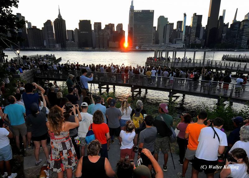 Twice a year people in New York City look for Manhattanhenge. It’s a phenomenon where the sunset aligns on east-west oriented streets and avenues of Manhattan. It starts today and will be happening tomorrow, too. Here's how to see it: earthsky.org/todays-image/m… 📸 Walter Karling.