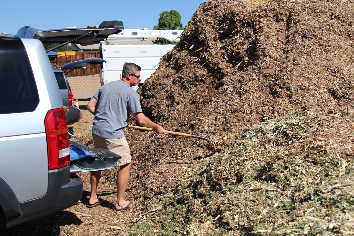 We're hosting a free tree recycling event with @centennialgov on Sat., June 1 from 8 am-12 pm at the Willow Spring Service Center (7100 S. Holly St.). Bring your tree limbs and woody plant materials for recycling and take some of the free mulch that will be available. 🌳🌲♻️