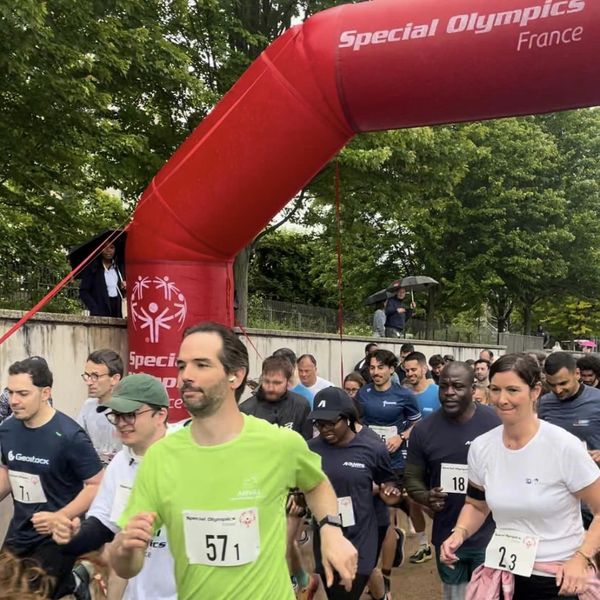 villederueil's tweet photo. La 19e édition de la course solidaire #interentreprises s’est déroulée ce matin à Rueil.
Une manifestation organisée par @SpecialOlympics dont la mission est d’offrir aux personnes qui vivent avec un #handicap mental la possibilité de vivre avec la joie du sport. https://t.co/QqKv3p3u8d
