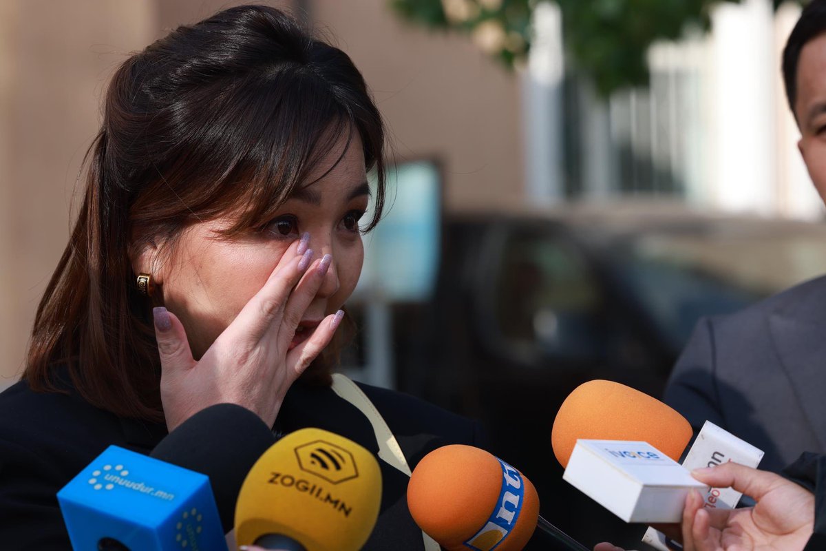 Би яг та нарын л ээж, эгч, эхнэр, дүү, охин шиг чинь л эмэгтэй хүн. 

Хайрлуулж, өмөөрүүлж, аргадуулж, инээж, хөгжиж, тайван сайхан амьдрах хүсэлтэй л жирийн л нэг эмэгтэй.

Дуугуй байж чадаагүйн төлөө амьдрал маань орвонгоороо эргэж байна. 

Үнэхээр би дийлэхгүй байна шдээ😭😭,