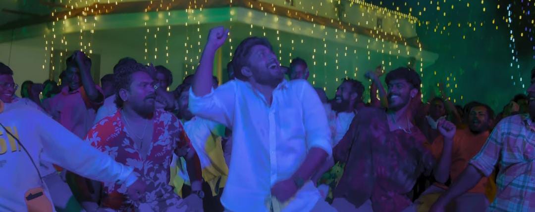 Allexander369's tweet photo. പുറത്ത് മഴ അകത്ത് ചിരി മേളം 😂🔥

#KudumbasthreeyumKunjadum From May 31st https://t.co/psdItilPXI