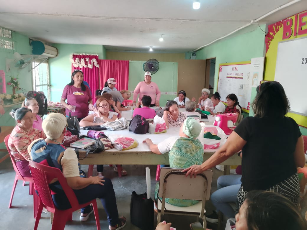 CDCESucre's tweet photo. En el estado #Sucre seguimos trabajando #PorAmorAVenezuela en la Escuela de Emprendimiento Agustín Aveledo de la parroquia Ayacucho, se desarrolla cursos se muñequerìa para preparar a las mujer en este oficio textil, todo en marco de la @GMVMsucre @NicolasMaduro @MPPEDUCACION https://t.co/pJSANsHa5Y