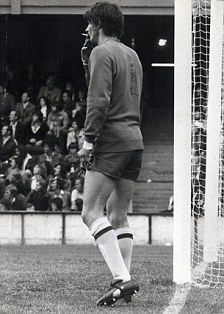 🚬 Run it back to 1972, when West Brom goalkeeper John Osborne smoked a cigarette during a match.