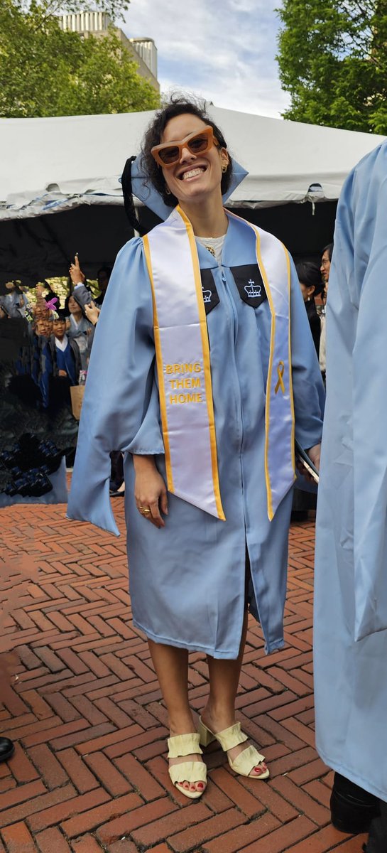 מילה וחצי על האיש החמוד הזה: <a href="/hadassroz/">Hadass</a> שגם סיימה בקולומביה עיצבה והפיקה את הstole של Bring Them Home🎗️ ואספה מתעניינים לקנייה מרוכזת.

הגיעה במקרה לעומר, שמיידית ארגן לזרה גמורה תרומה שאפשרה לנו להגיע ולחלק ל100 תומכים באוניברסיטאות בכל ארה״ב. איש עם אמון, חיוך ואנרגיות טובות 🫡