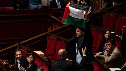 AlertesInfos's tweet photo. 📸🇫🇷🇵🇸 L'image du jour : le député LFI Sébastien Delogu brandit un drapeau palestinien à l'Assemblée nationale. https://t.co/du8z86ohMW