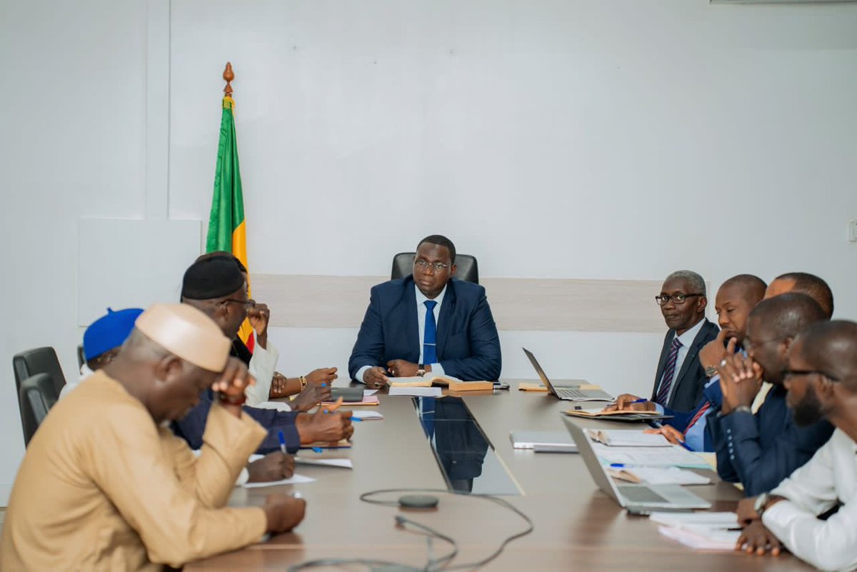 MUCTATSenegal's tweet image. Le Ministre Moussa Bala FOFANA a rencontré les membres du collectif des concessionnaires partenaires de la #SONAGED, en présence du DG, pour trouver des solutions pérennes aux problèmes récurrents rencontrés par ces derniers.

#nettoiement #proprete #kebetu