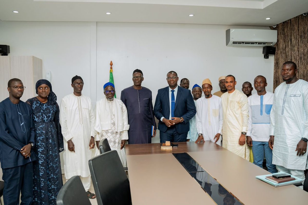 MUCTATSenegal's tweet image. Le Ministre Moussa Bala FOFANA a rencontré les membres du collectif des concessionnaires partenaires de la #SONAGED, en présence du DG, pour trouver des solutions pérennes aux problèmes récurrents rencontrés par ces derniers.

#nettoiement #proprete #kebetu