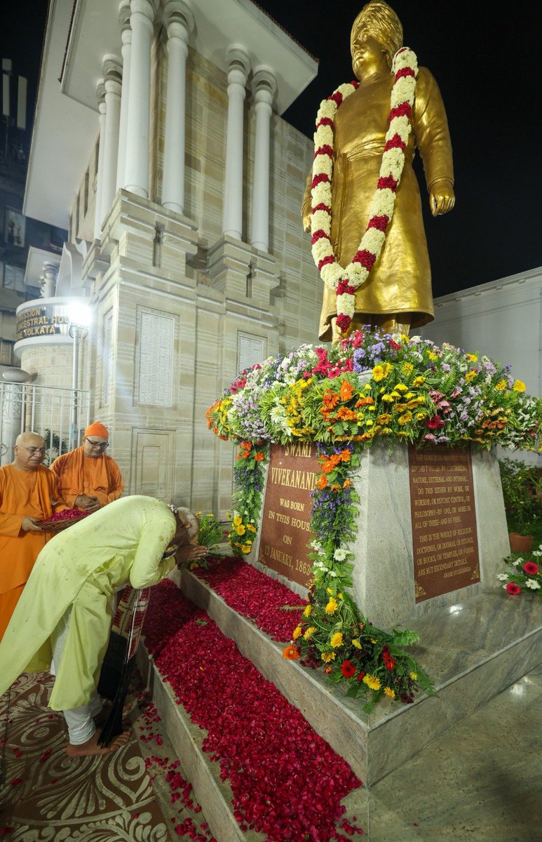 BJP4India's tweet photo. PM Shri @narendramodi pays tribute to Swami Vivekananda's Statue in Kolkata, West Bengal. https://t.co/4r87yqTzFB