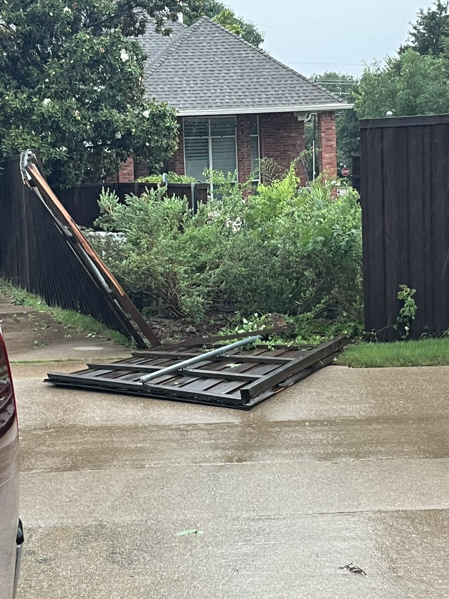 MrCoachJimDavis's tweet photo. @wfaaweather 
Yeah…the wind was strong last night/this morning. https://t.co/jcH0sDHfop