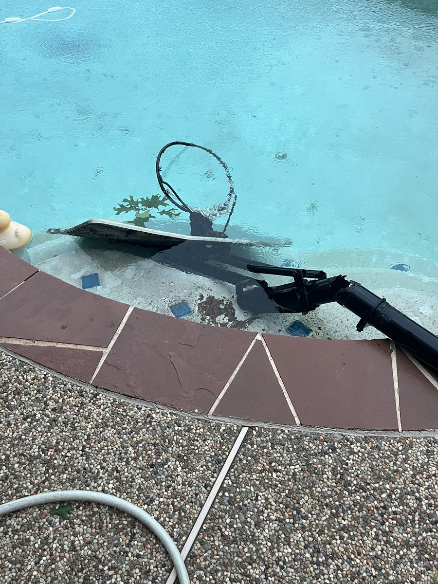 MrCoachJimDavis's tweet photo. @wfaaweather 
Yeah…the wind was strong last night/this morning. https://t.co/jcH0sDHfop