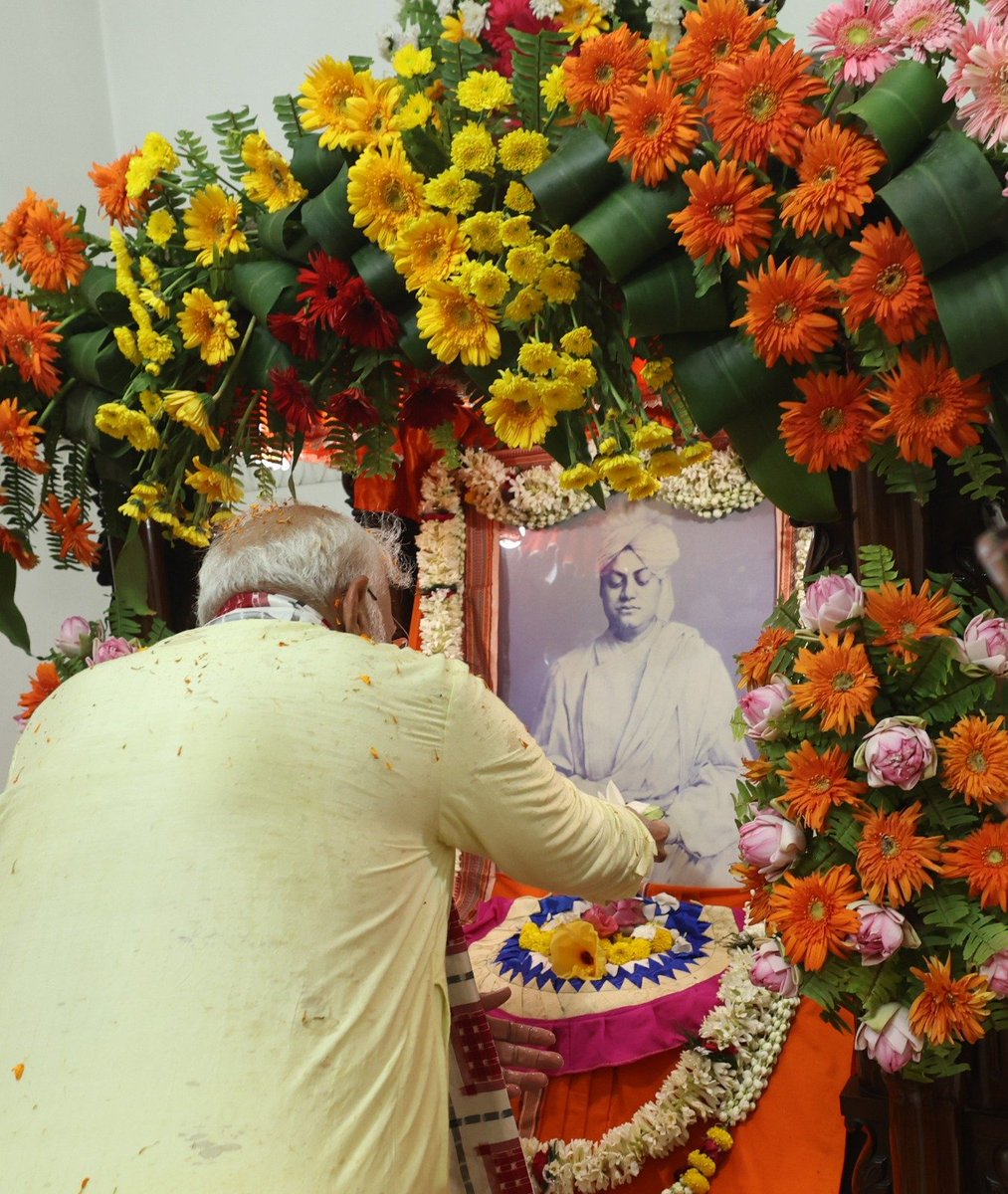 BJP4India's tweet photo. PM Shri @narendramodi pays tribute to Swami Vivekananda's Statue in Kolkata, West Bengal. https://t.co/4r87yqTzFB