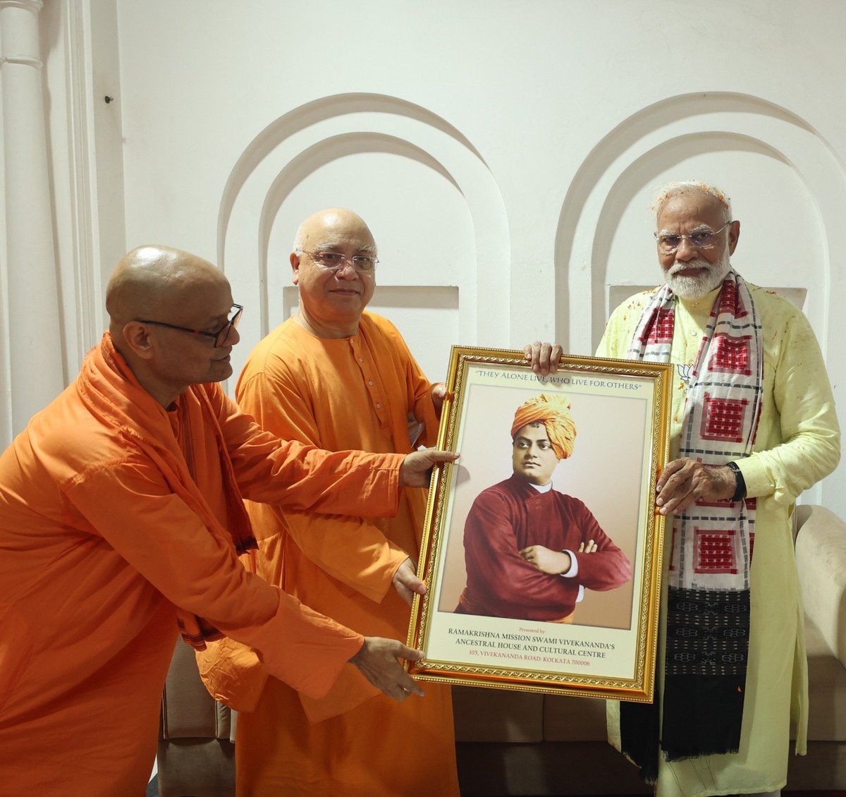 BJP4India's tweet photo. PM Shri @narendramodi pays tribute to Swami Vivekananda's Statue in Kolkata, West Bengal. https://t.co/4r87yqTzFB