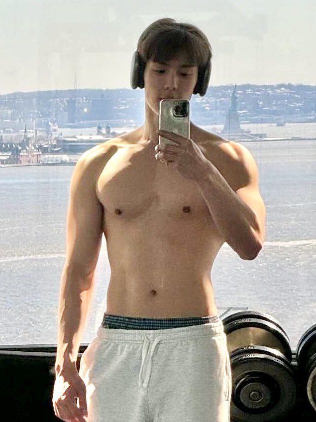 Shownu's Shirtless Era - a small and non-exhaustive thread🧵💜
