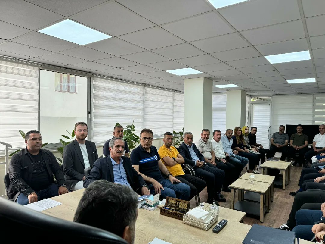 İl başkanımız Sn. <a href="/RasitOcak/">Raşit Ocak</a> İl başkan yardımcımız Sn.Şeyh Mehmet ÇET il Koord. Sn.Mehmet Ali Kırsaçlı'nın katılımları ile İlçe başkanımız Sn. <a href="/Mihsanaytekin/">Mehmet İhsan Aytekin</a> ev sahipliğinde haftalık yönetim kurulu toplantımızı gerçekleştirdik. 

Alınan kararlar hayırlara vesile olsun.