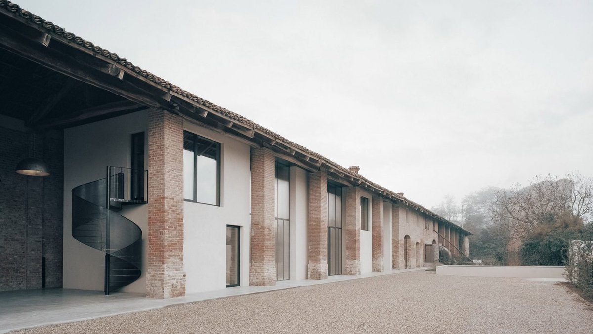Archisbang has transformed a farmhouse outside Turin into a guesthouse:
dezeen.com/2024/05/28/arc…