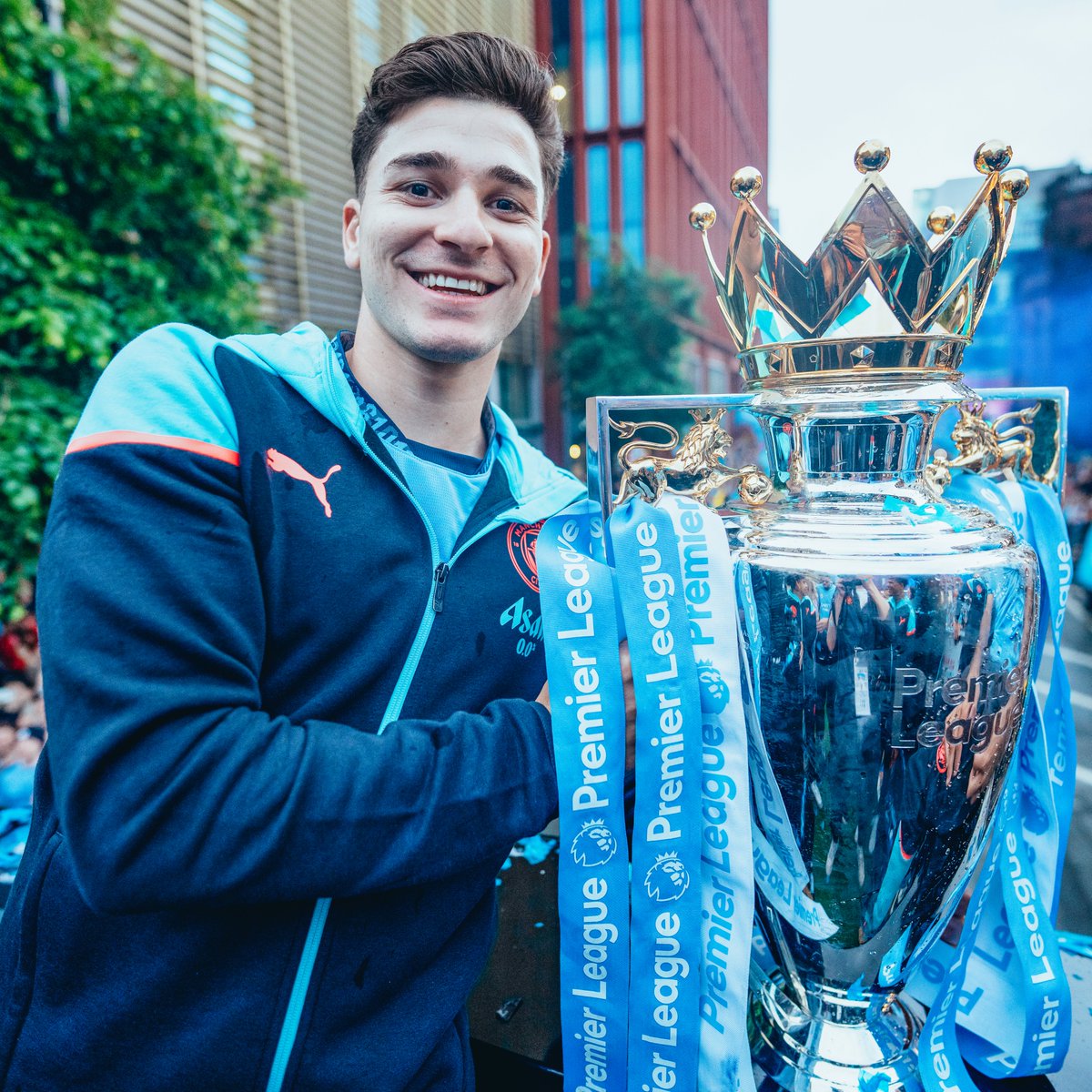 ManCityES's tweet photo. Campeón una y otra vez 🏆🤩 https://t.co/mY68Z0XWNF