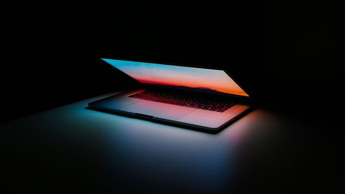 Pazar araştırma şirketi Omdia yeni yayınladığı raporunda, OLED ekranlı MacBook Pro’nun 2026 yılında çıkışının beklendiğini açıkladı.