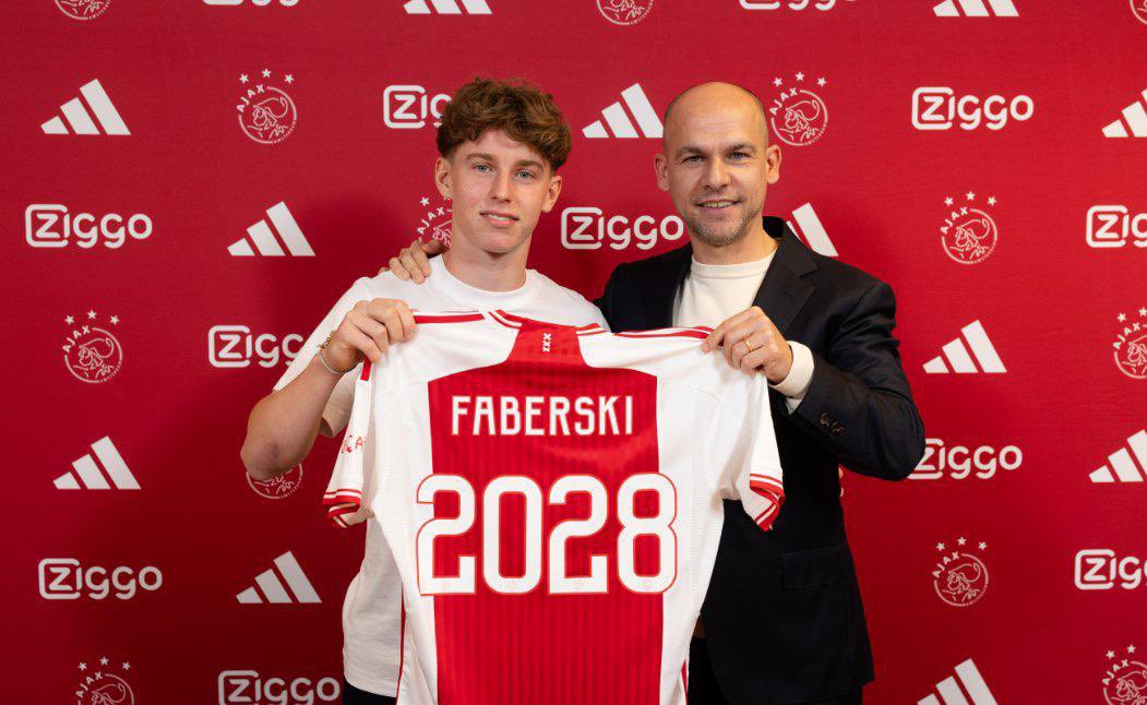 ✅ - Jan Faberski [18] have reached an agreement on a new contract. His new contract will run from Juni 1, 2024 to June 30, 2028.

The Polish youth international was part of the Ajax U18 squad. After the summer break, he’ll be added to the U23 squad.

#Ajax #forthefuture