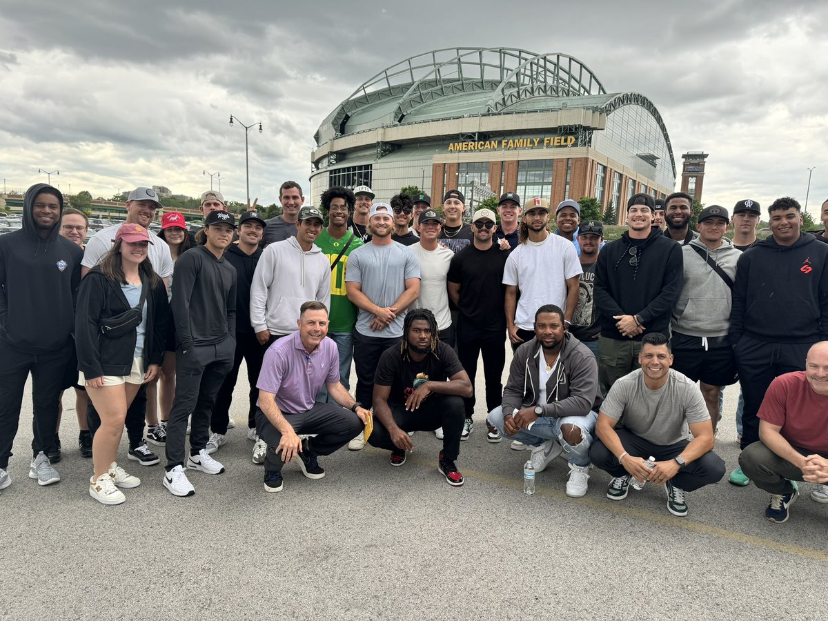 Made a pit stop Monday on the drive to our series at Wisconsin as the squad rolled up to a @Brewers game 🏟️ Extra cool experience for the group since our outfielder Kai Murphy’s dad is Milwaukee’s manager and @robertgasser5, a starter for us in 2022, pitched 6 scoreless innings!