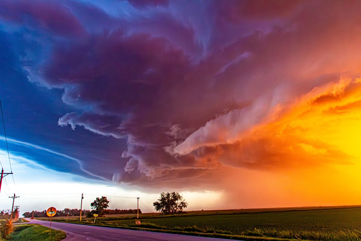 NebraskaSC's tweet image. Axtell Nebraska 
No Photoshop needed... all natural color 
May 26, 2024

#stormhour #nebraska #newx #weather #sky #thunderstorm #naturelover